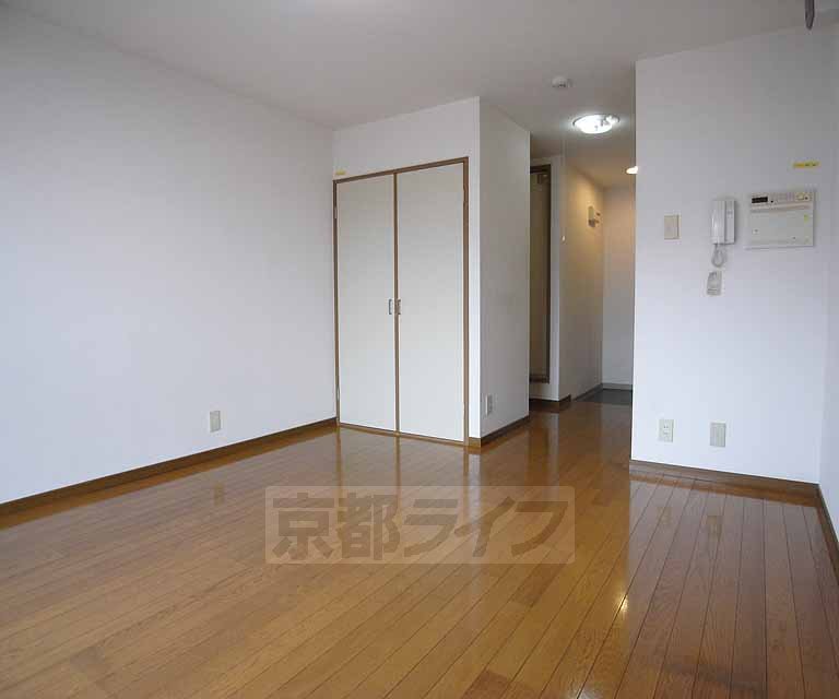 居室・リビング　正方形にちかく、使い勝手のよいお部屋です。