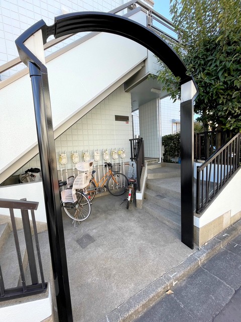 エントランス　★奥に見えるのが駐輪場スペース★