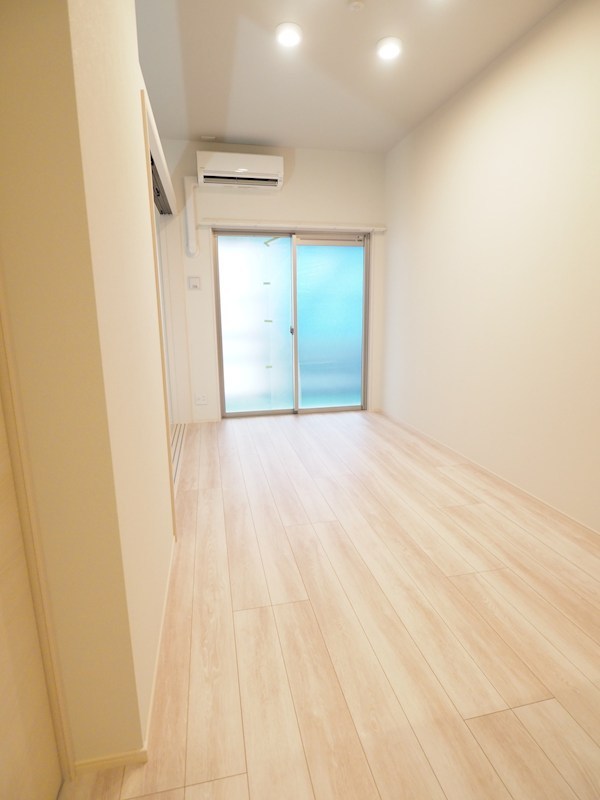 居室・リビング　明るい色合いのお部屋です