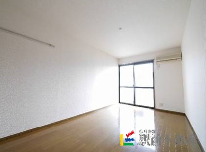 セリバテール新宮A棟の居間写真