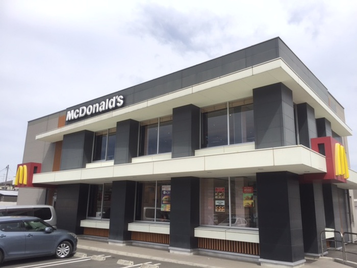飲食店　マクドナルド 鶴巻温泉店（飲食店）まで332m