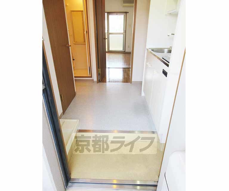 玄関　右手にシューボックス完備しています