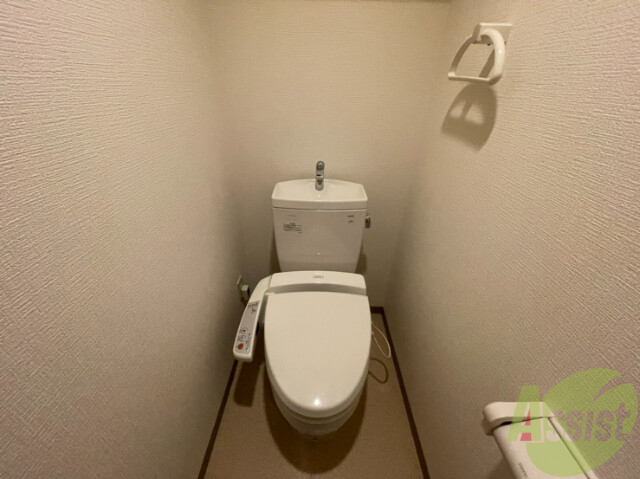 トイレ　嬉しいウォシュレット機能付きです。シャワートイレは便利です。