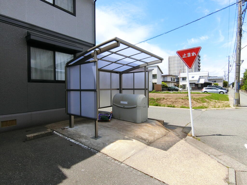 その他共有部分　駐輪場とゴミ置場