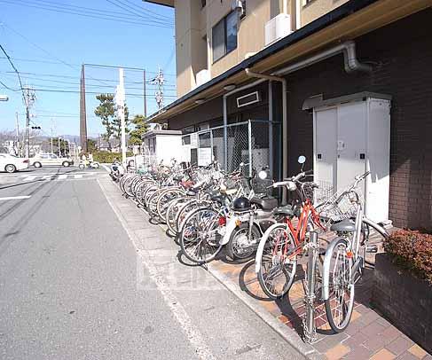 【京都市左京区岩倉中大鷺町のマンションのエントランス】