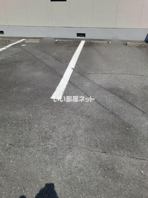 【シェレナ山下　VI棟の駐車場】