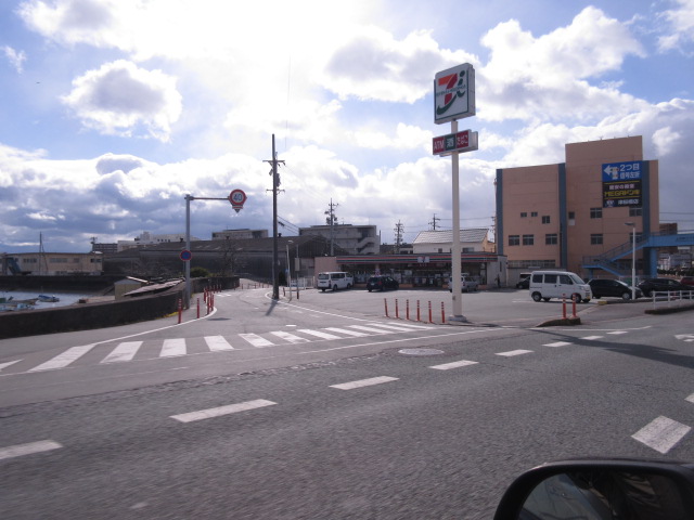 コンビニ　セブンイレブン津市上浜町3丁目店（コンビニ）まで1336m