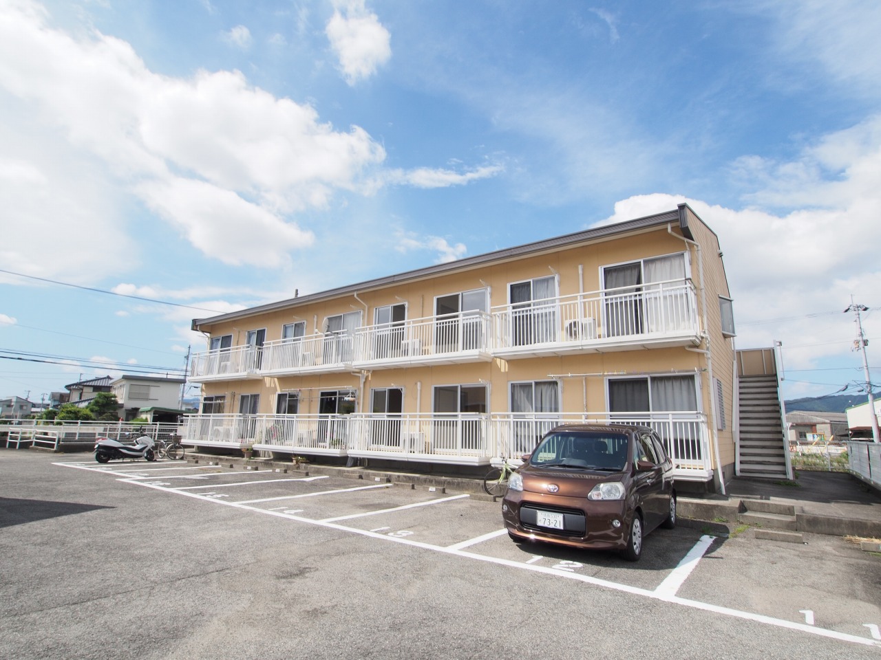 【板野郡藍住町笠木のアパートの建物外観】