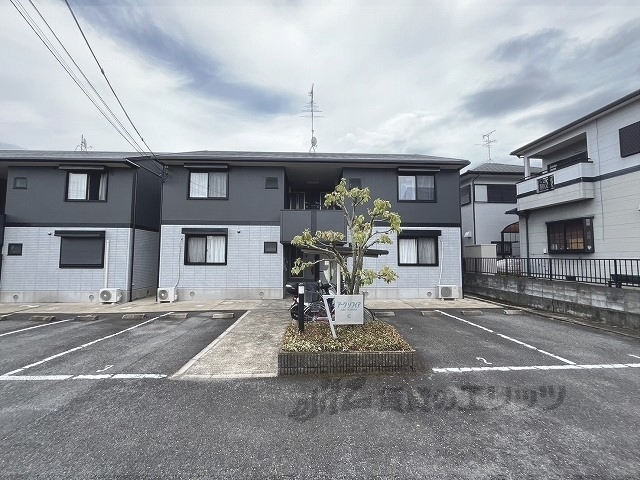 香芝市良福寺のアパートの建物外観