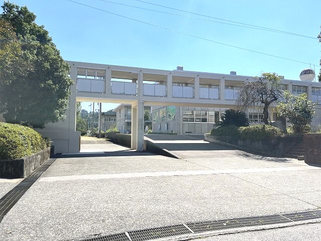 【吾川郡いの町枝川のマンションの小学校】