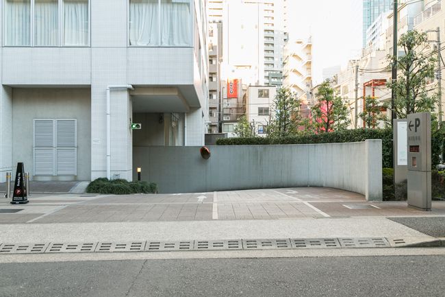 【港区浜松町のマンションの駐車場】