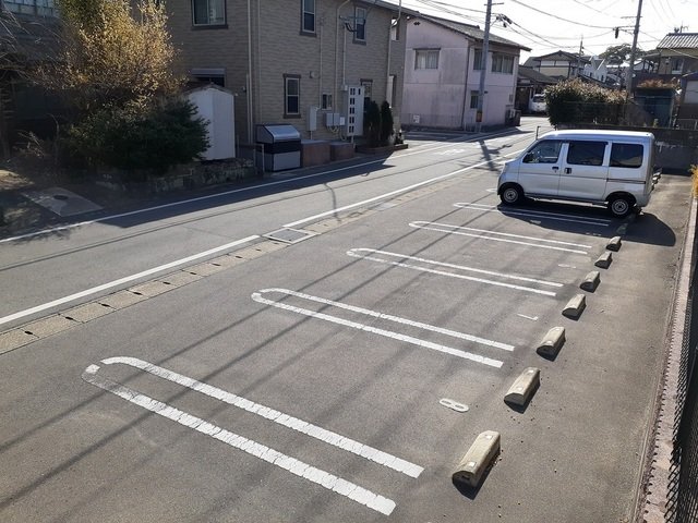 ファミール　ラセムIの駐車場