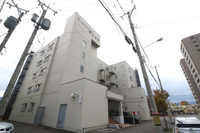 札幌市中央区北八条西のマンションの建物外観