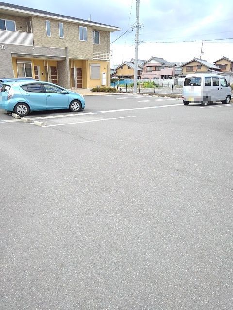 【四日市市蒔田のアパートの駐車場】