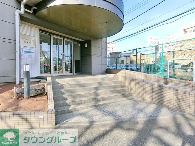 【東村山市本町のマンションのエントランス】