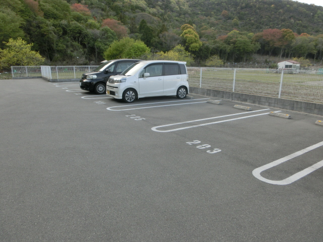 【ファミール広畑の駐車場】