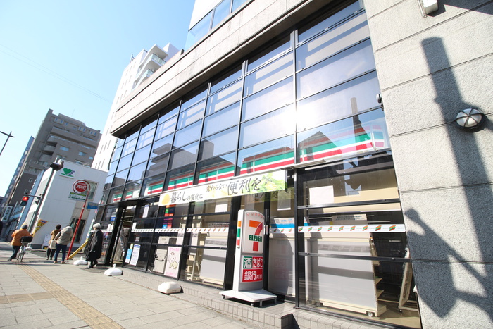 コンビニ　セブンイレブン（コンビニ）まで270m