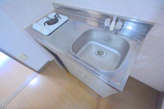 キッチン　ピカピカのミニキッチンです。お料理が楽しくなりますね。