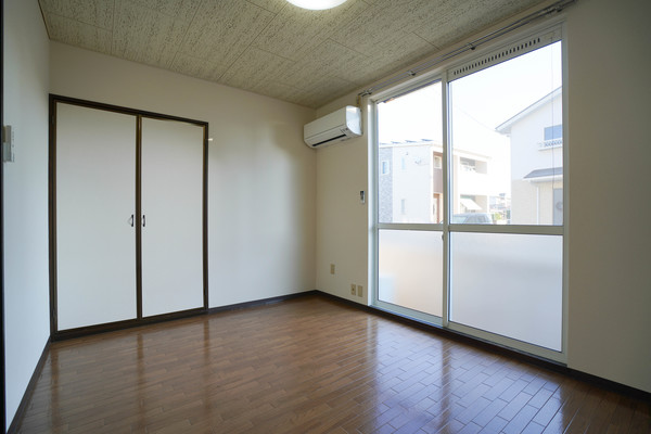 居室・リビング　同じ建物の別なお部屋