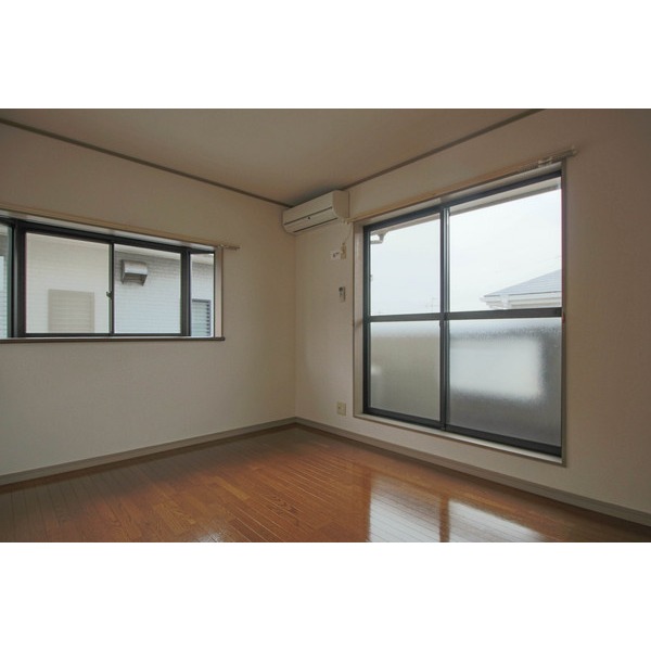 居室・リビング　同じ建物の別なお部屋