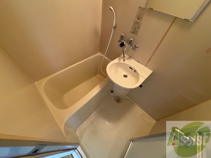 バス・シャワールーム　こちらはお風呂。一日の疲れをここで癒してください。