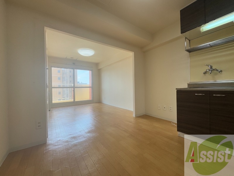 居室・リビング　日当たりが良くて心地よく過ごせそうなお部屋です。