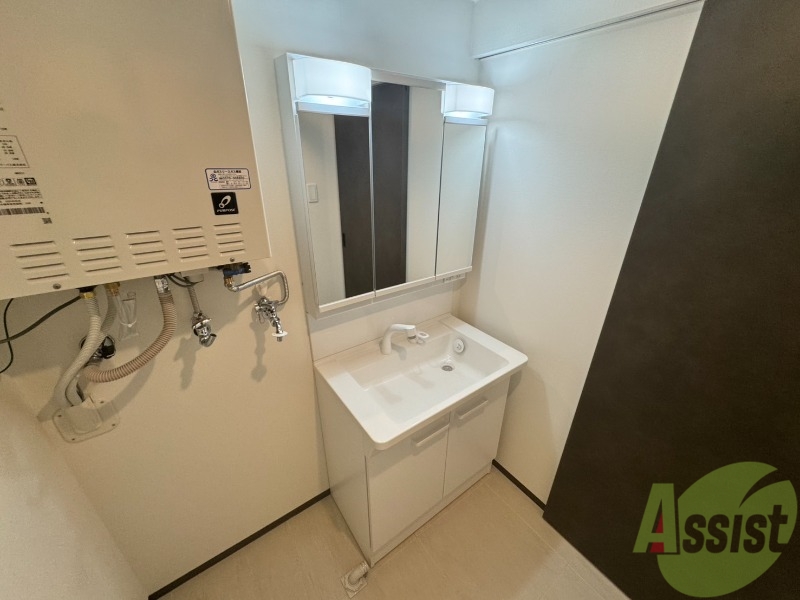 洗面設備　独立洗面台です。大きくてよいですね。シャンプーもできます！