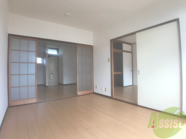 居室・リビング　６帖の洋室です。広々として、きれいですね。