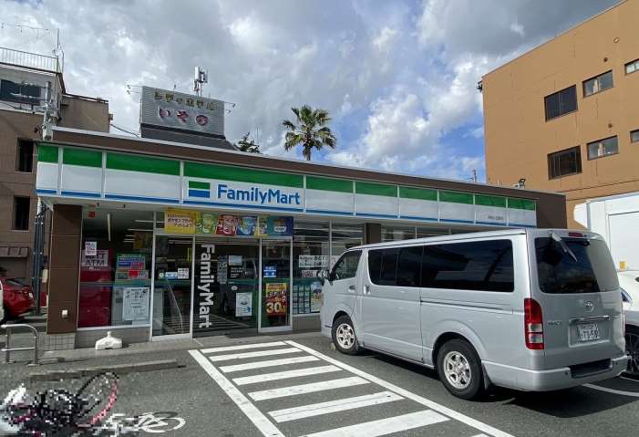 コンビニ　ファミリーマート小豆餅店（コンビニ）まで137m