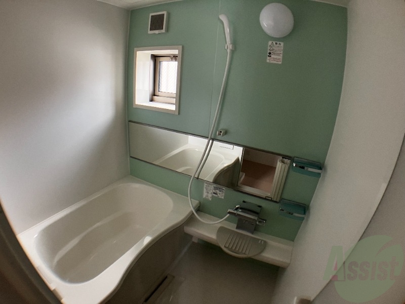 バス・シャワールーム　落ち着いたデザインの浴室。ゆったりできそうです