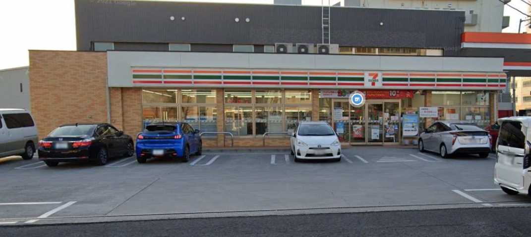 コンビニ　セブンイレブン（コンビニ）まで407m