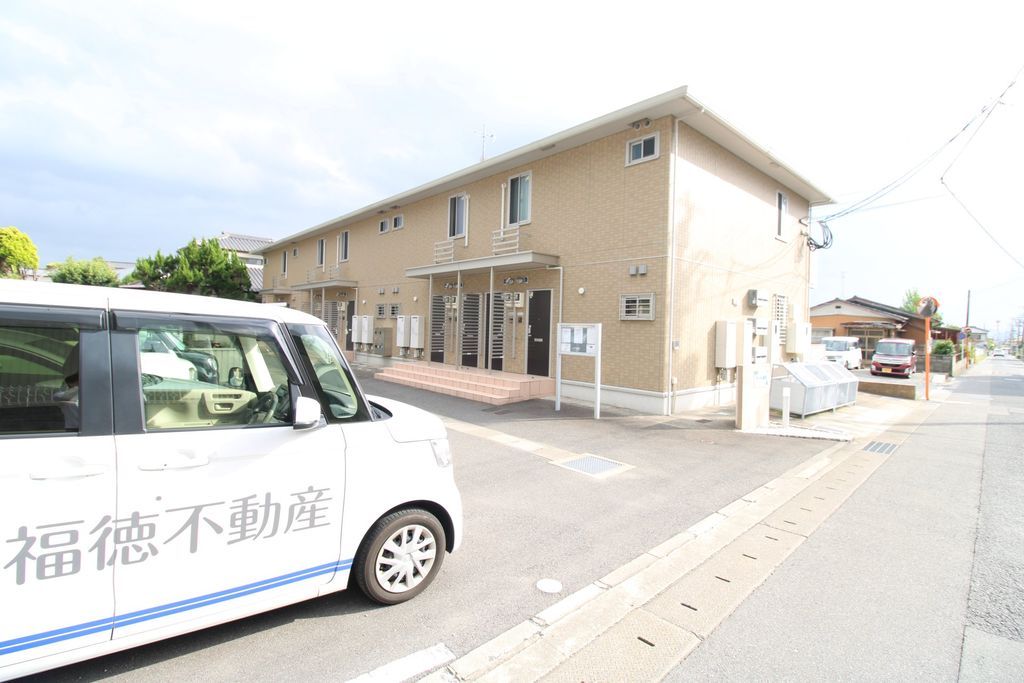 建物外観　駐車場