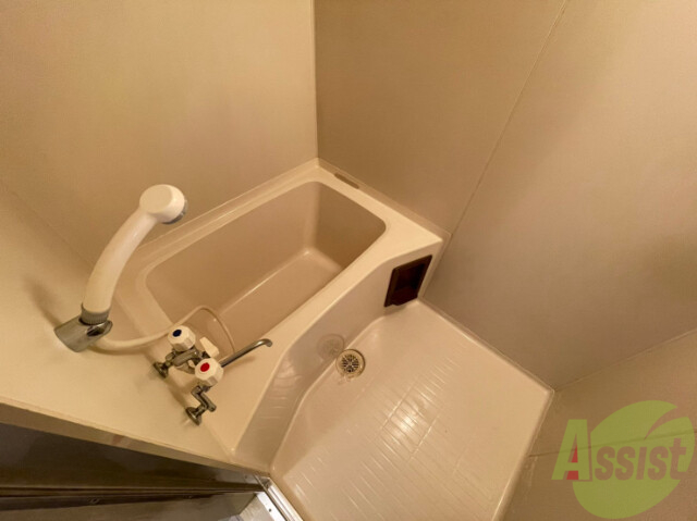 バス・シャワールーム　浴槽になります。一日の疲れをゆっくり癒しましょう。