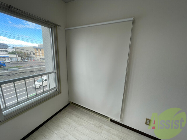 収納　収納スペースは扉ではなくロールカーテンで仕切られています。