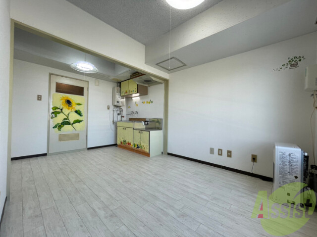 その他部屋・スペース　ドアにも大きな花のペイントがあってアクセントになりますね。