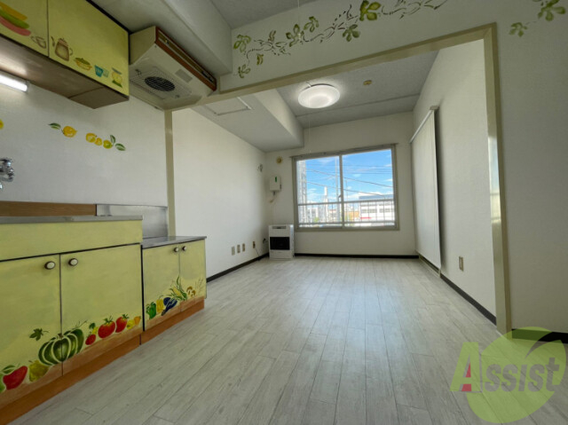 居室・リビング　お部屋全体が白色を基調としていて明るいですね。