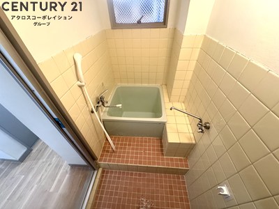 バス・シャワールーム　窓付きで換気も楽々♪