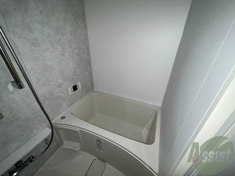 バス・シャワールーム　お風呂はゆったりと入るには充分な広さです。