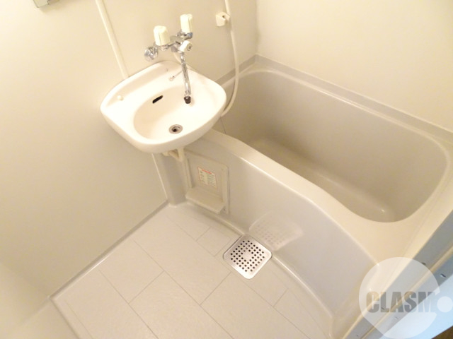 バス・シャワールーム　キレイにリフォームされています♪