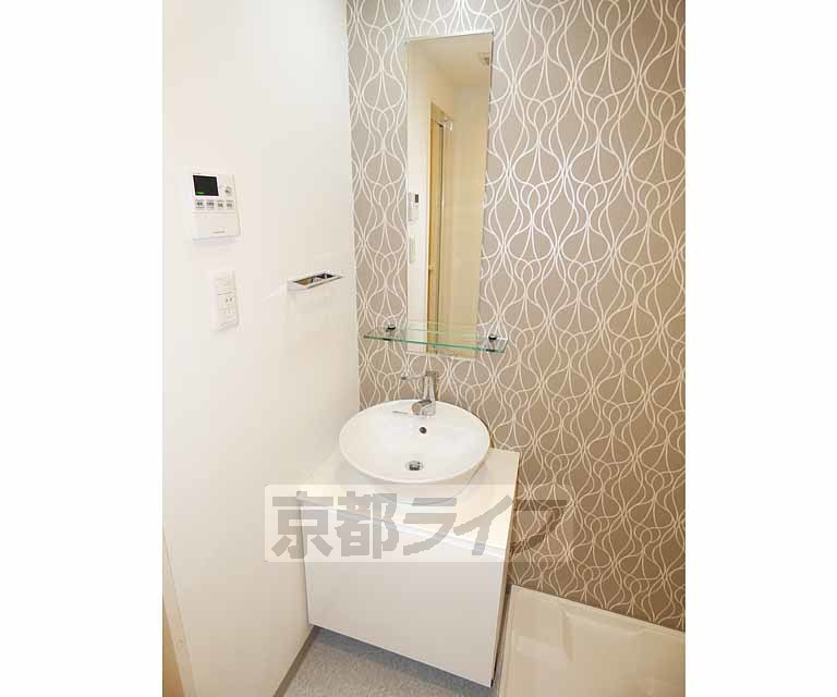 洗面設備　オシャレな洗面台です。