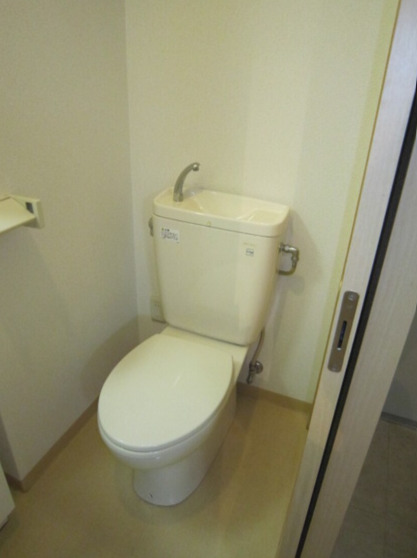 トイレ　内装は別部屋の参考写真です。