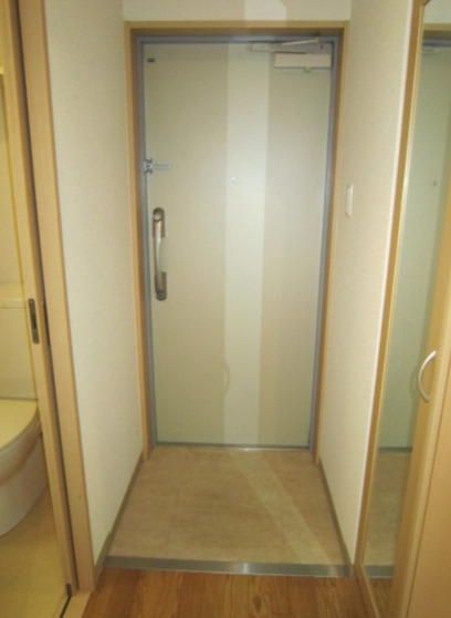 玄関　内装は別部屋の参考写真です。