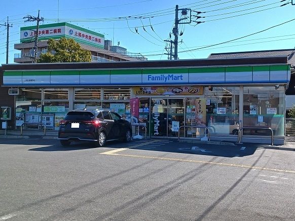 コンビニ　ファミリーマート上尾日産通り店（コンビニ）まで730m
