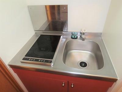 キッチン　2口の電気コンロまたはIHコンロとなります