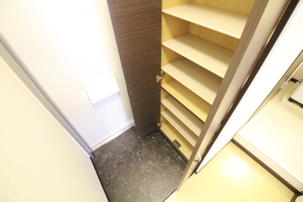 玄関　収納たっぷりなシューズＢＯＸ付きです♪