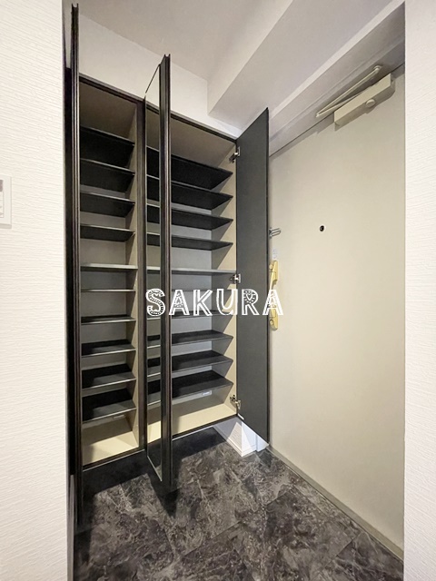 玄関　収納豊富なシューズボックスです♪