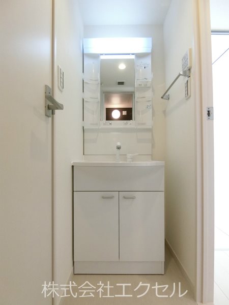 洗面設備　便利な独立洗面台完備です。