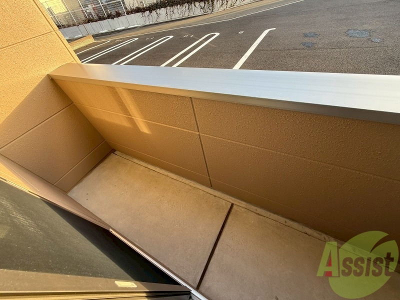 バルコニー　バルコニーもございます。長さも幅もちょうどいい広さですね。