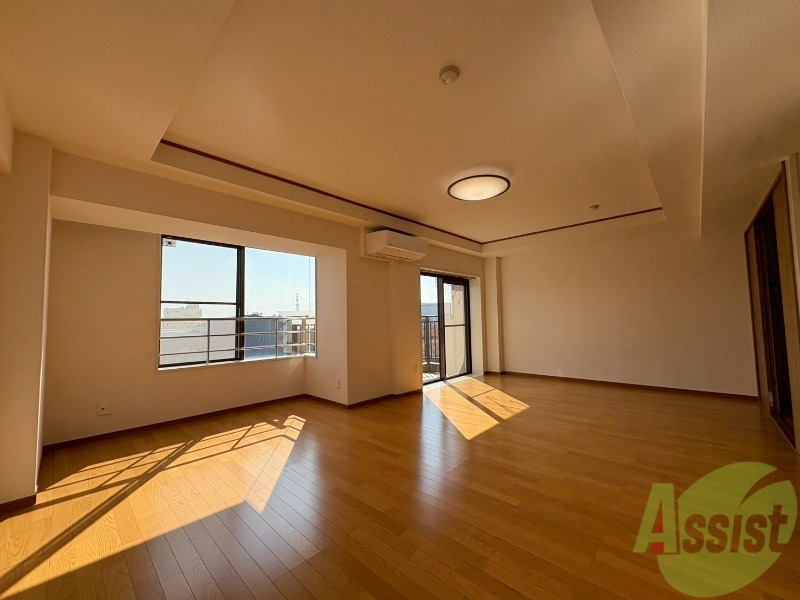 居室・リビング　広々したリビングは南向きで陽当たりも良好ですね