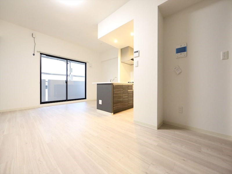 居室・リビング　ＬＤＫ13.21帖　カウンターキッチン　バルコニー